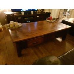 Prachtige zware houten salontafel van degelijke kwaliteit