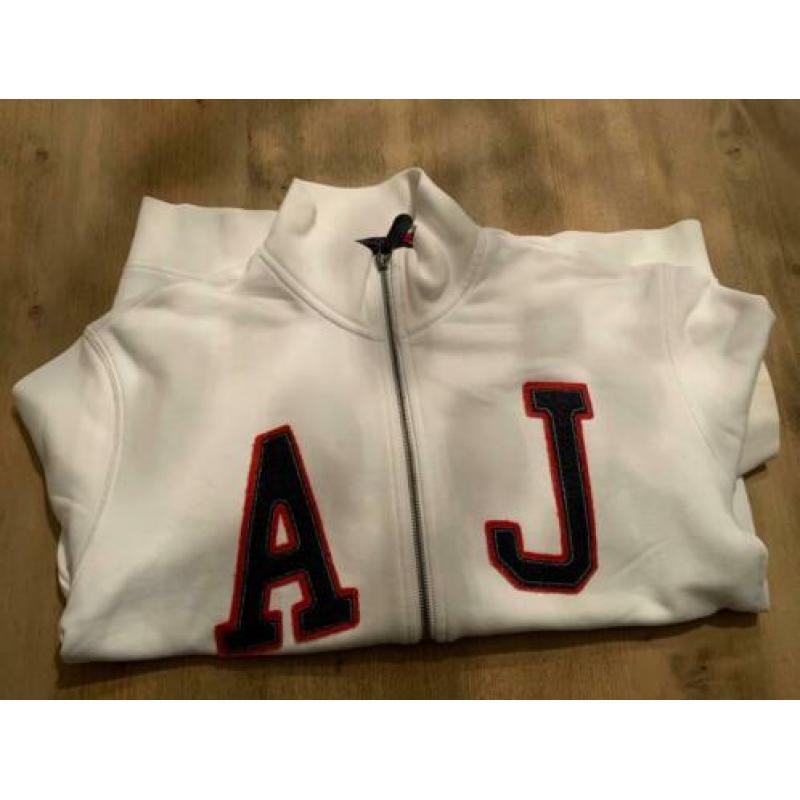 Armani vest maat XL valt als een L