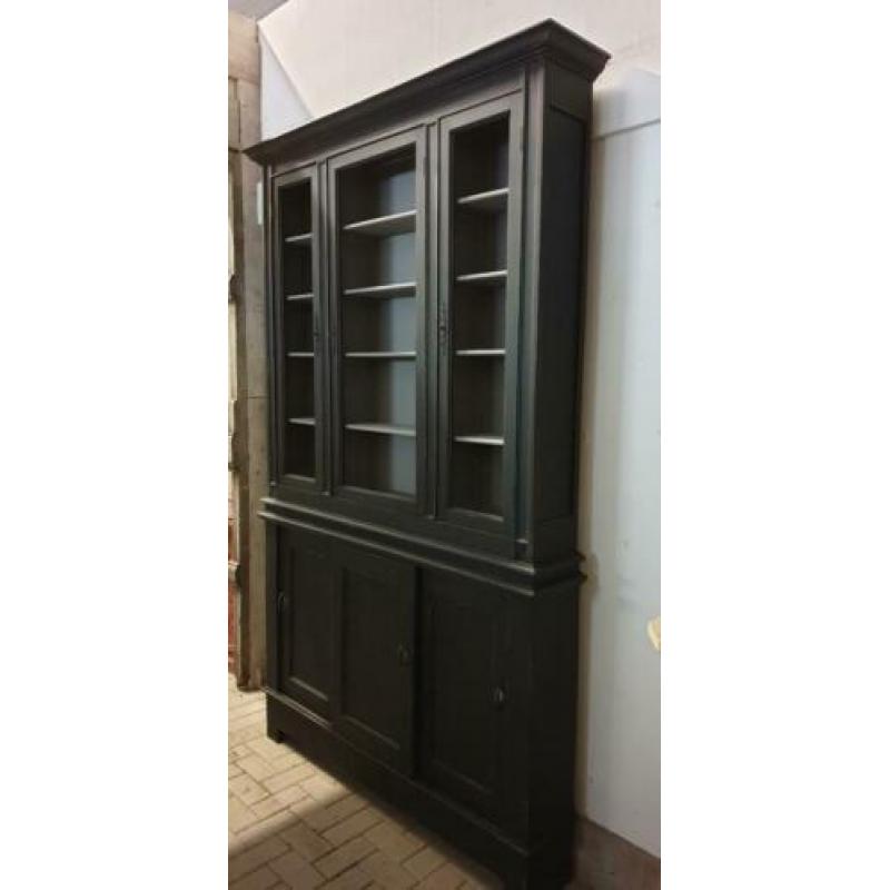 Prachtige grote oude vitrine kast met schuifdeuren onder.