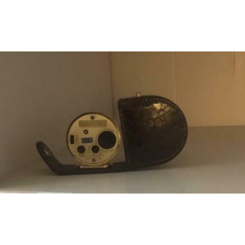 Te koop bruine reisklok van Roger Lascelles