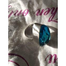 Prachtige handgemaakte 925z ring met blauw topaas maat 18.5