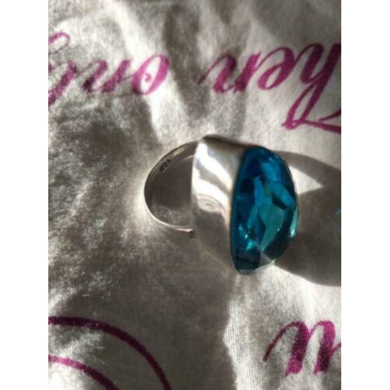 Prachtige handgemaakte 925z ring met blauw topaas maat 18.5
