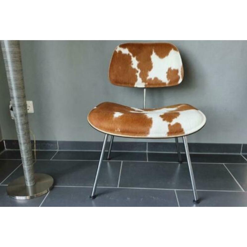 1x Vitra Eames Plywood Group LCM Calf's Skin essen zwart