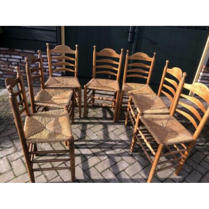 2 x 4 stoelen met biezen zittingen