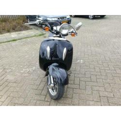 Grand retro snor scooter dus blauwe plaat
