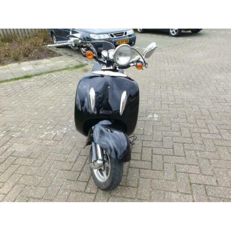 Grand retro snor scooter dus blauwe plaat