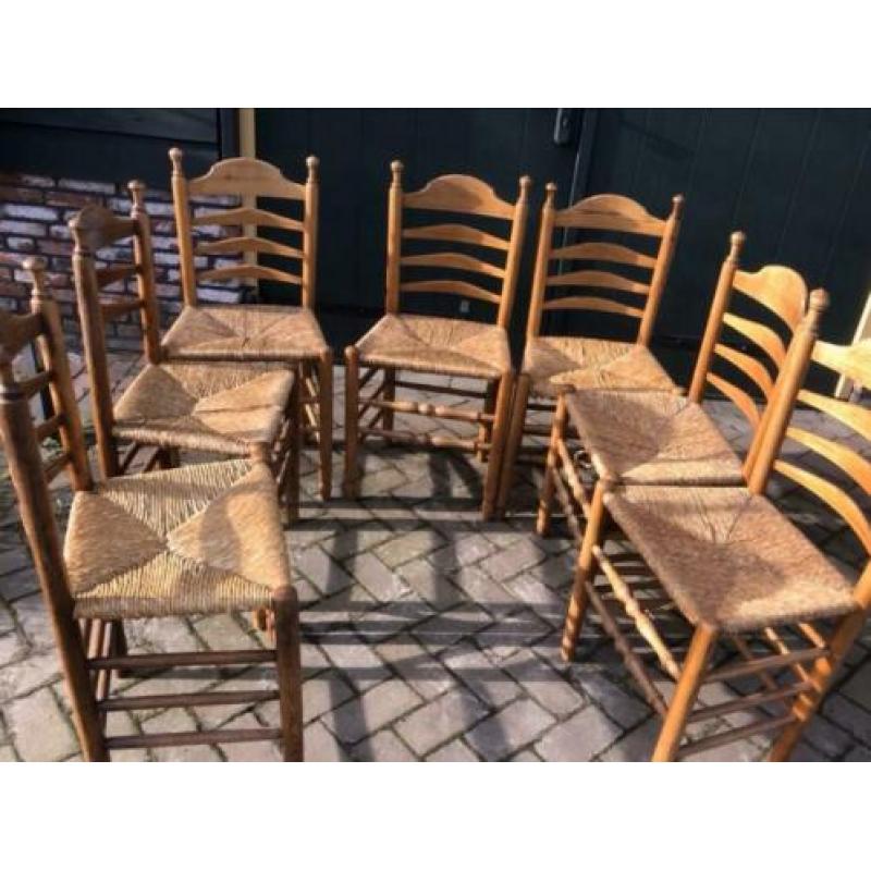 2 x 4 stoelen met biezen zittingen