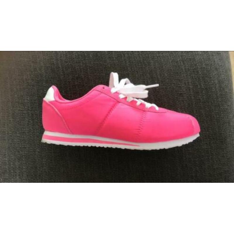 Leuke zomerse sneakers mt 39