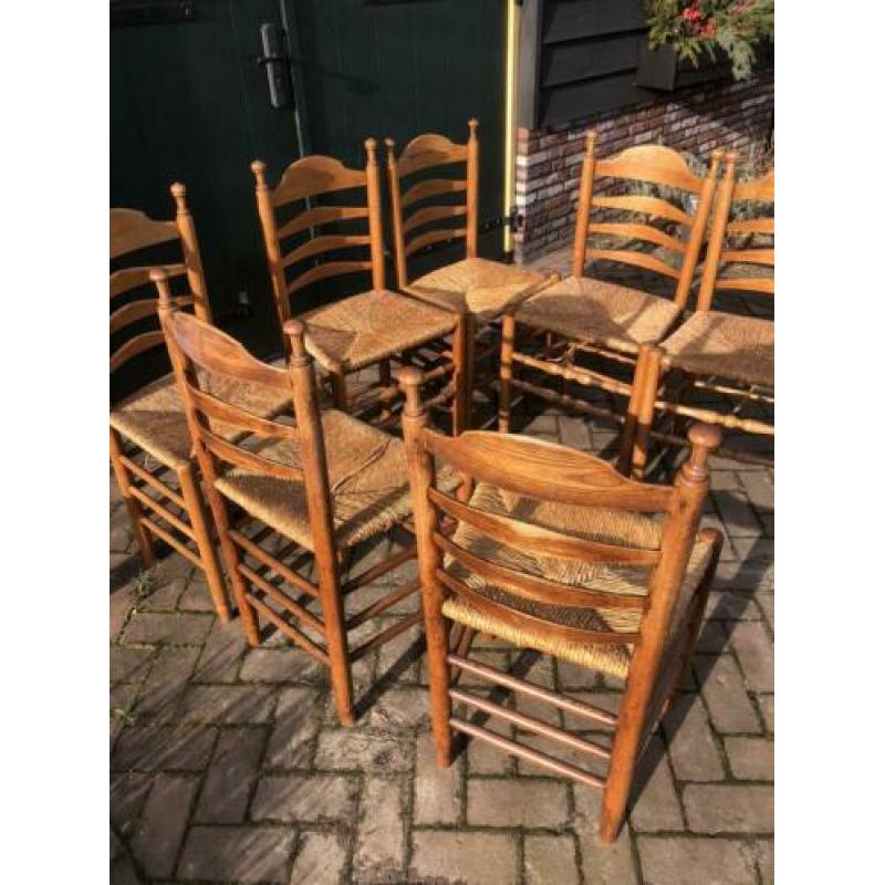 2 x 4 stoelen met biezen zittingen
