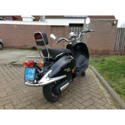 Grand retro snor scooter dus blauwe plaat