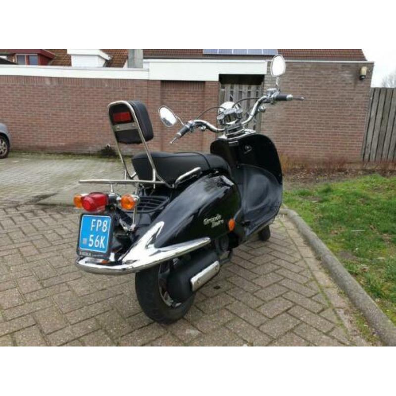 Grand retro snor scooter dus blauwe plaat