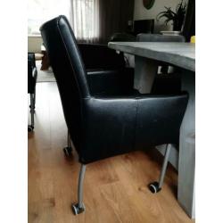 4 zwarte stoelen op wieltjes