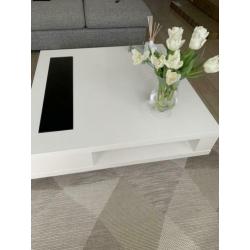 Mooie hoogglans witte salontafel