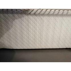 Compleet wit peuter bed met toebehoren.