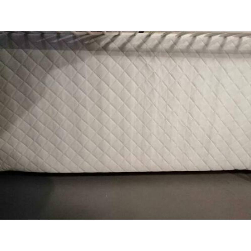 Compleet wit peuter bed met toebehoren.