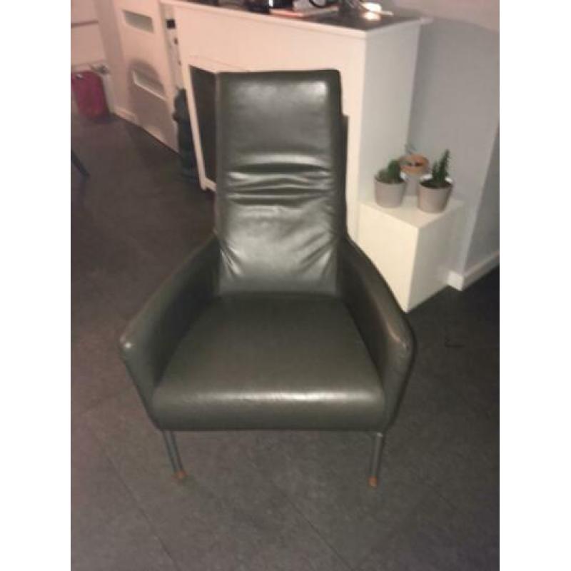 Mooie grijze leren fauteuil van het merk Leo lux?