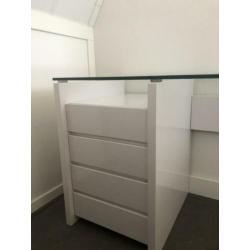 Design bureau met glazenblad