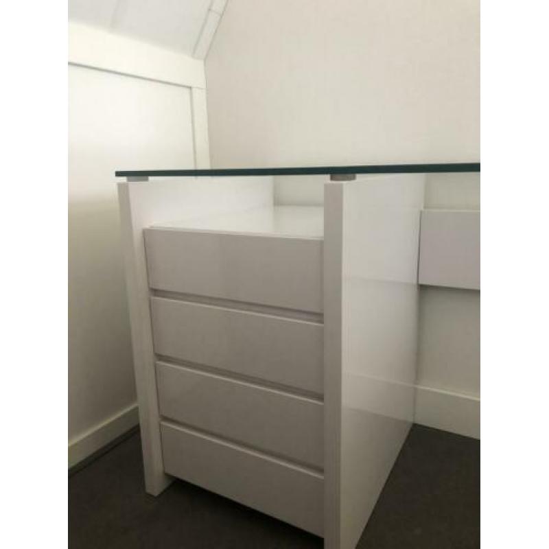 Design bureau met glazenblad