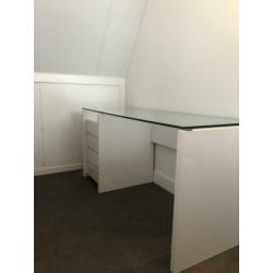 Design bureau met glazenblad