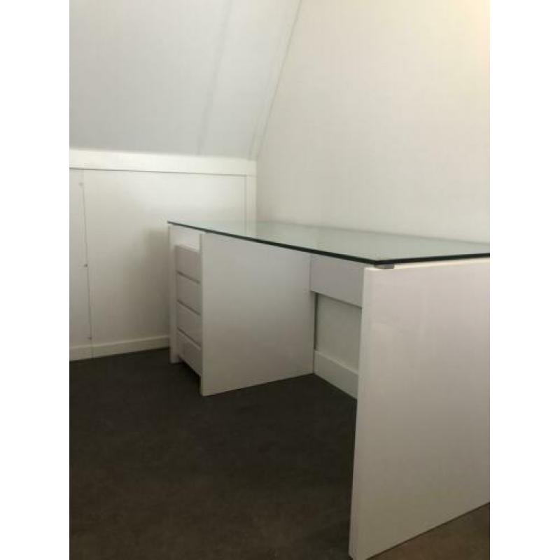 Design bureau met glazenblad