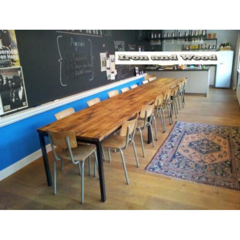 Industriele eettafel op maat met oud eiken wagondelen blad