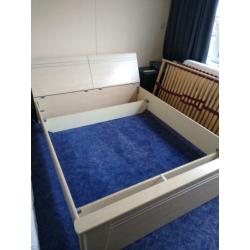2 persoons bed 80x200cm incl bedbodems en kastje