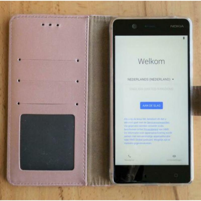 GLOEDNIEUWE SMARTPHONE: Nokia 5 met eveneens nieuw hoesje