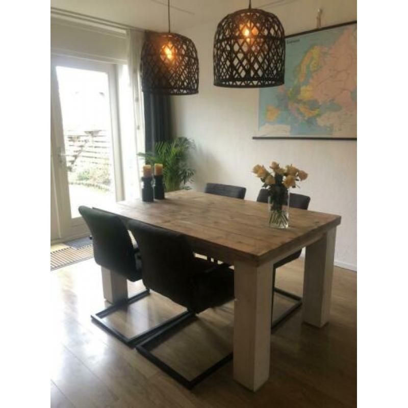 Robuuste steigerhouten tafel