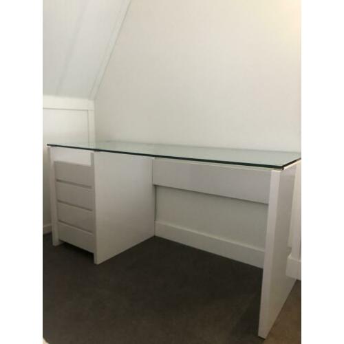 Design bureau met glazenblad