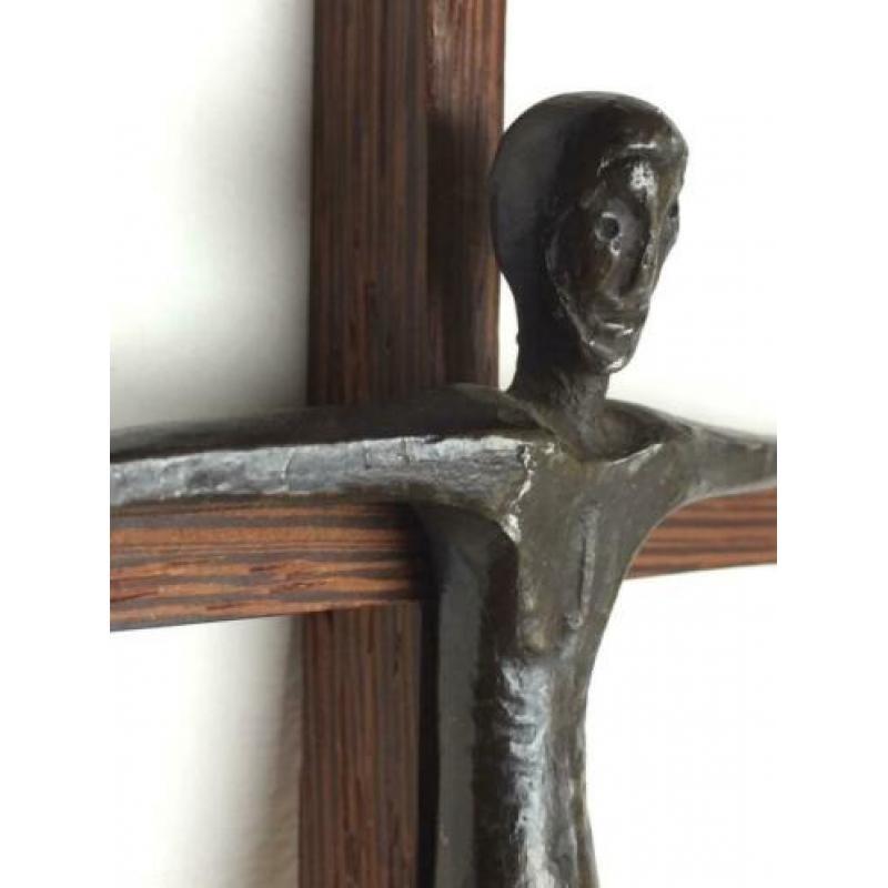 Kruis Jezus Christus brons minimalistisch oud eenvoudig hout
