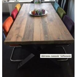 Industriele eettafel op maat met oud eiken wagondelen blad