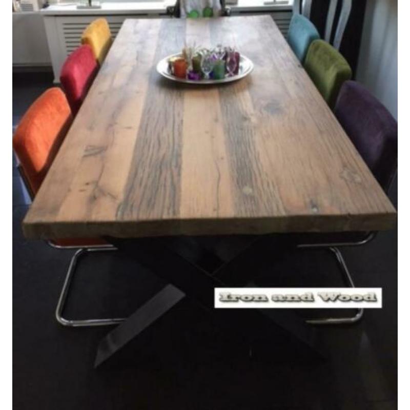 Industriele eettafel op maat met oud eiken wagondelen blad