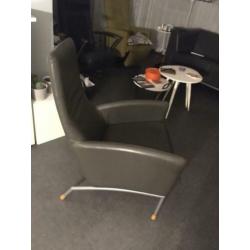 Mooie grijze leren fauteuil van het merk Leo lux?
