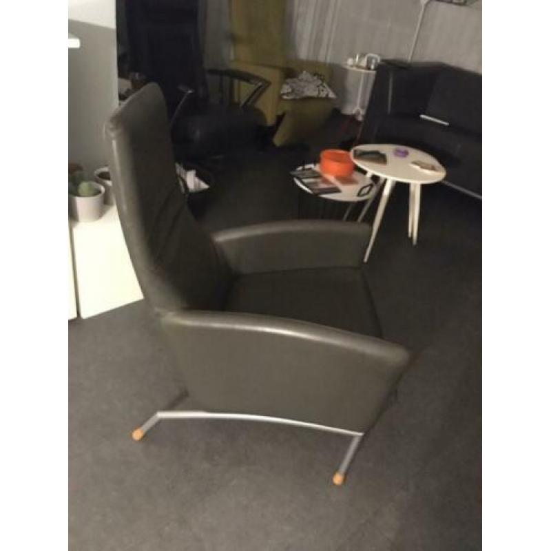 Mooie grijze leren fauteuil van het merk Leo lux?