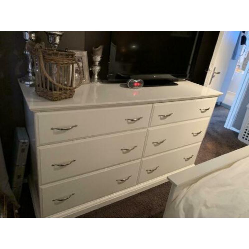 Ikea bed 160 x 200 incl dressoir en nachtkastjes