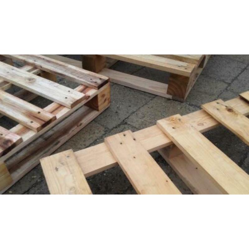 Te koop allerlei pallets voor meubels, bedden, vlotten etc.