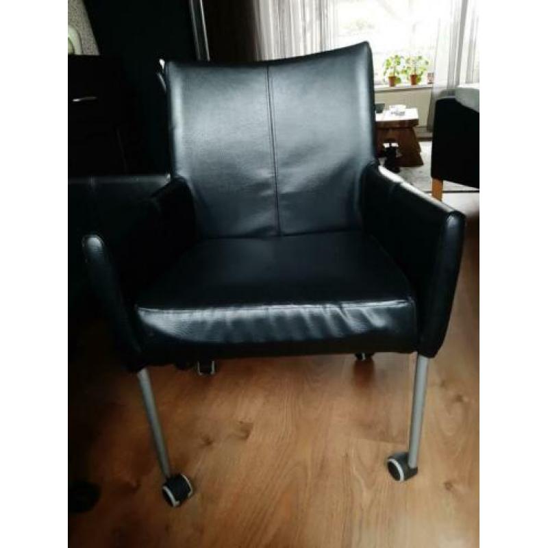 4 zwarte stoelen op wieltjes