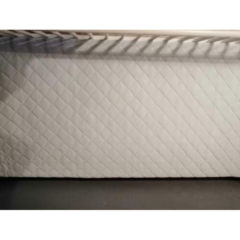 Compleet wit peuter bed met toebehoren.