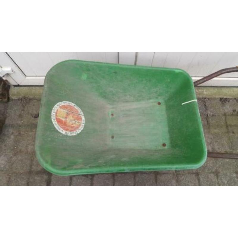 Goede fort kruiwagen met kunststofbak!