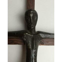 Kruis Jezus Christus brons minimalistisch oud eenvoudig hout
