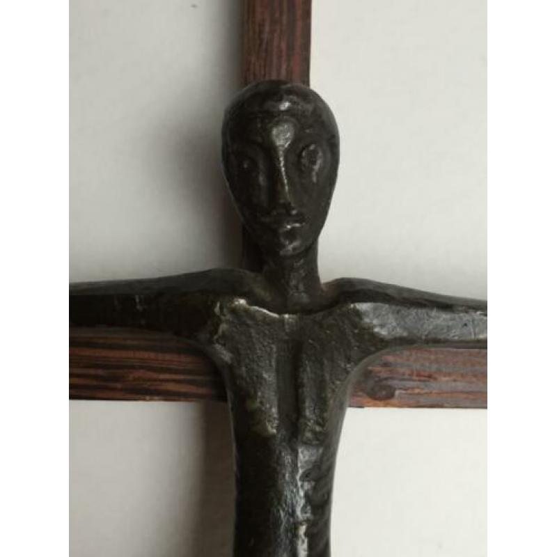 Kruis Jezus Christus brons minimalistisch oud eenvoudig hout