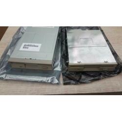 2 Hele oude floppy drive's