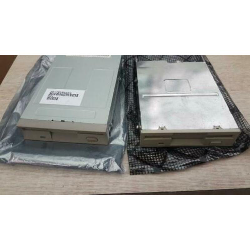 2 Hele oude floppy drive's