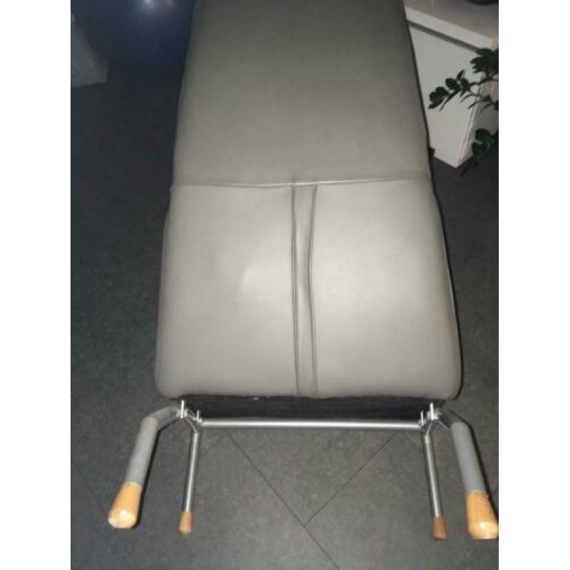 Mooie grijze leren fauteuil van het merk Leo lux?
