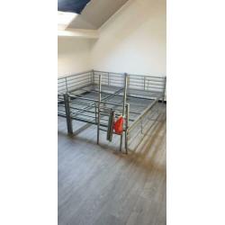 Stapelbed of 2 losse bedden