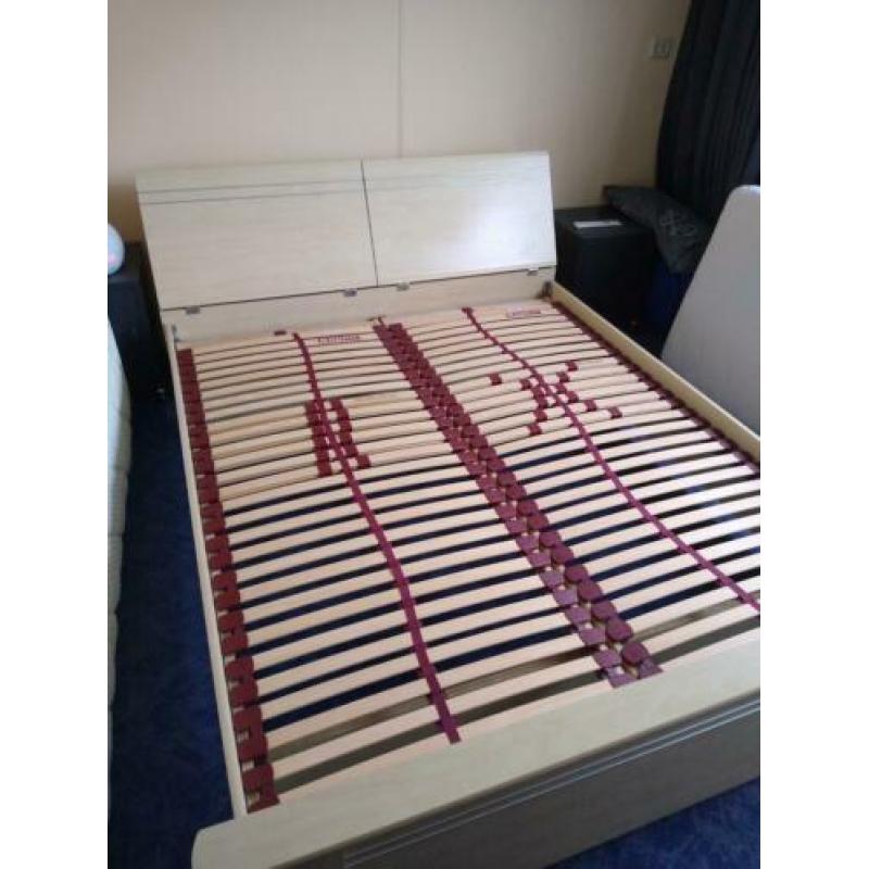 2 persoons bed 80x200cm incl bedbodems en kastje