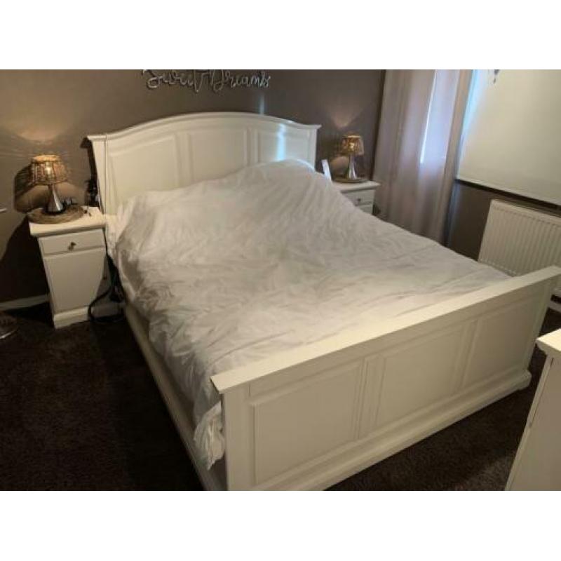 Ikea bed 160 x 200 incl dressoir en nachtkastjes