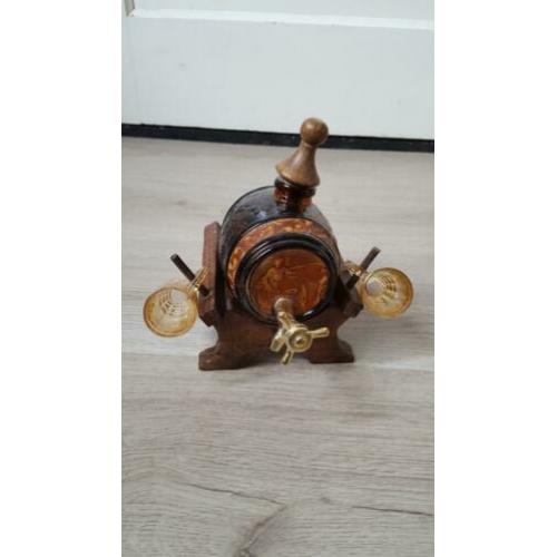 vintage wijnvat glas met standaard