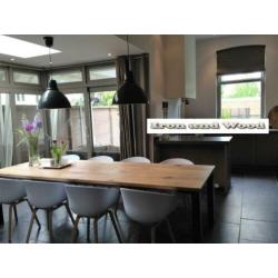 Industriele eettafel op maat met oud eiken wagondelen blad