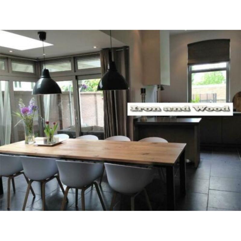 Industriele eettafel op maat met oud eiken wagondelen blad